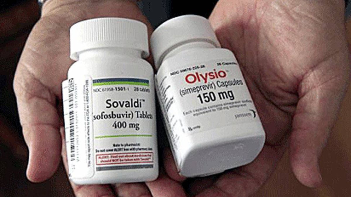 A la izquierda, un bote de Sovaldi, nombre comercial bajo el que se comercializará el Sofosbuvir. A la derecha, otro de Simeprevir.-