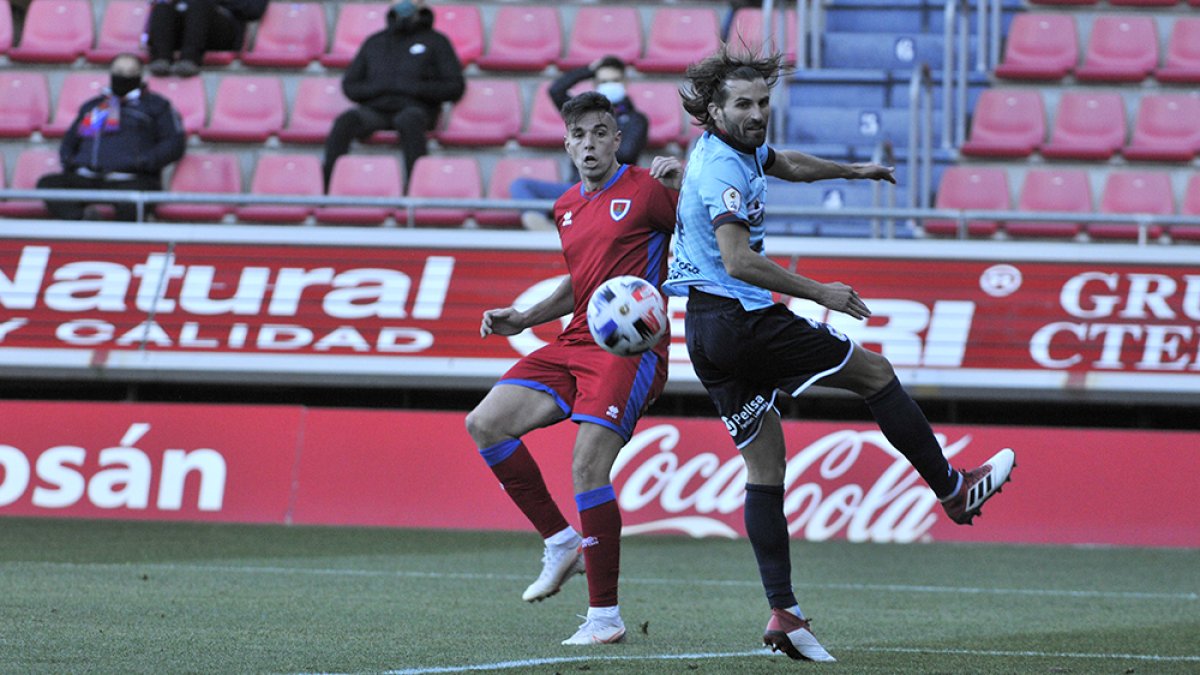Gabarre remata en una acción del partido ante el Langreo. Valentín Guisande