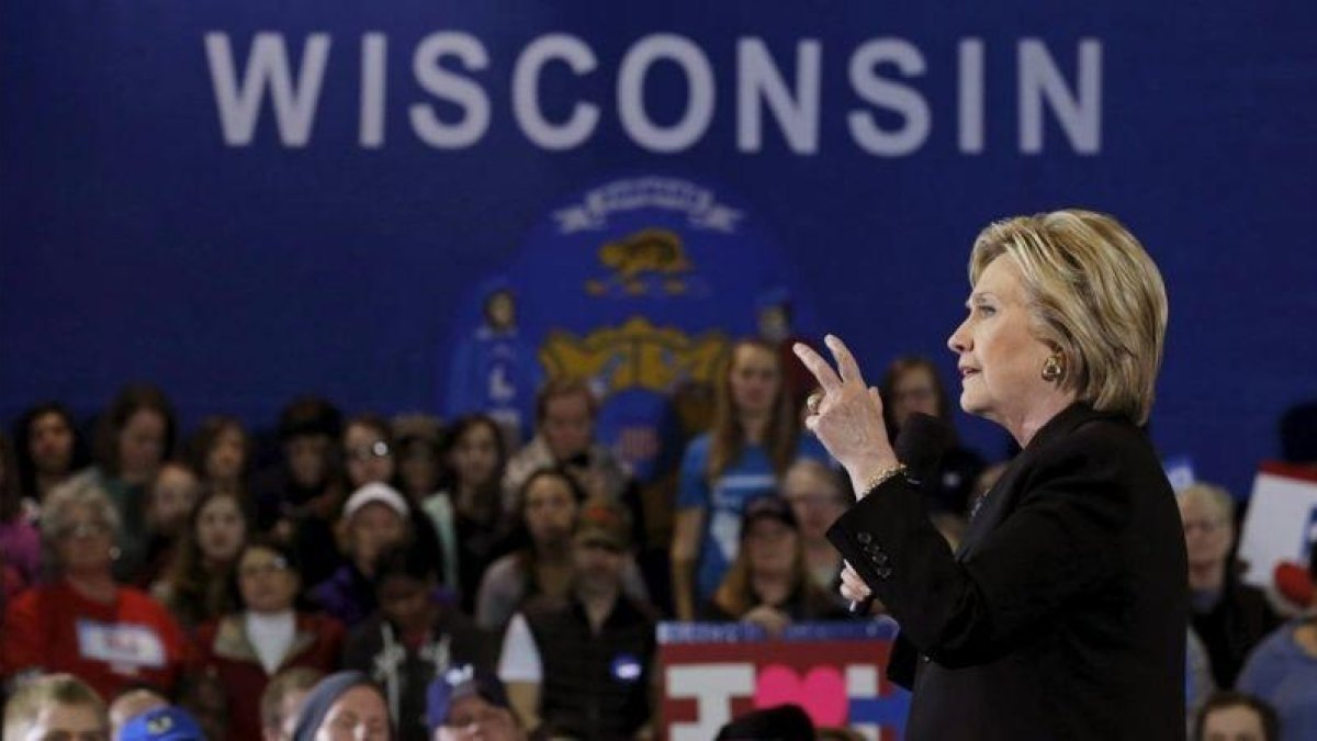 Clinton, durante un acto de la campaña en Wisconsin.-REUTERS / JIM YOUNG