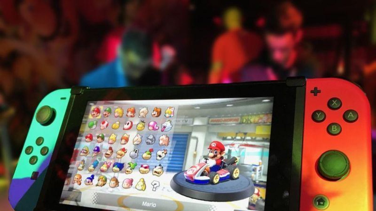 Las cifras de ventas han convertido a la Nintendo Switch en la consola de moda.-EL PERIÓDICO