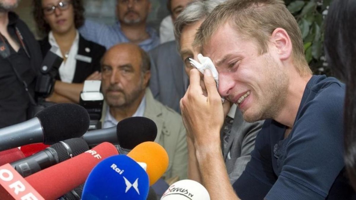 Schwazer, llorando en Bolzano en una rueda de prensa anterior sobre dopaje.-AP / OTHMARC SEEHAUSER