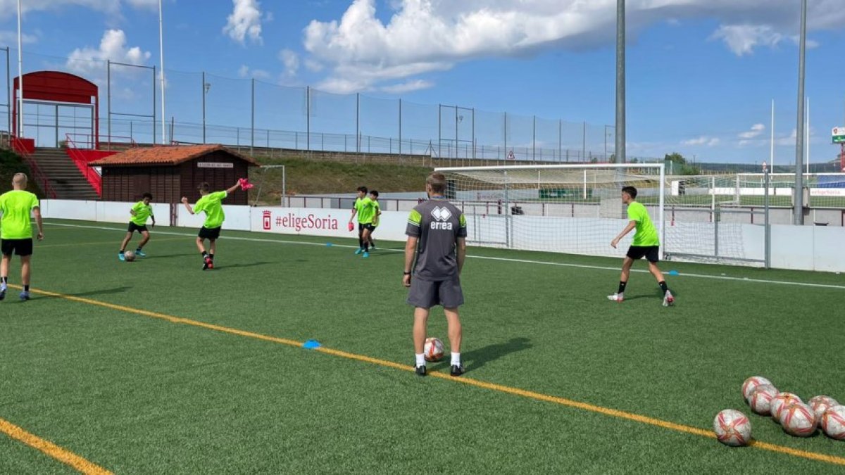 La Soccer Academy DD8 lleva a 25 alumnos y tres monitores a la Academia de Fútbol del CD Numancia. Permanecerán tres semanas en Soria entre entrenamientos, conocimiento de la metodología del CD Numancia y actividades culturales y de Ocio.