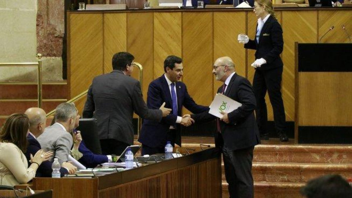 Juan Marín (Cs), Juan Manuel Moreno Bonilla ( PP) y Alejandro Hernández (Vox), en el Parlamento regional.-EL PERIÓDICO