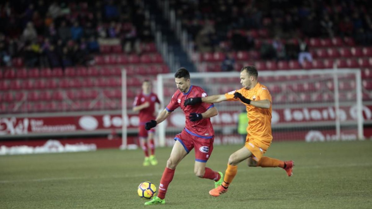Manu del Moral, autor del gol de la victoria el domingo ante el Reus, controla el balón frente a un rival del equipo tarraconense.-MARIO TEJEDOR