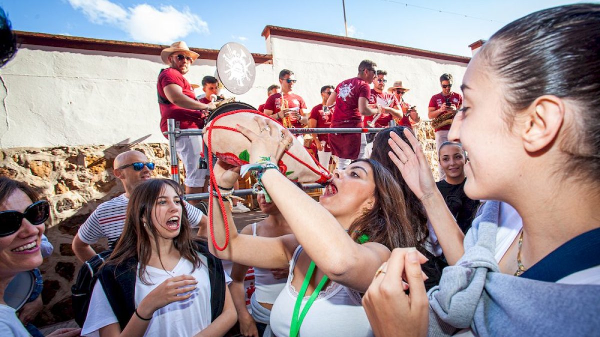 Primeros tragos en el Catapán de San Juan 2023 en Soria. MARIO TEJEDOR