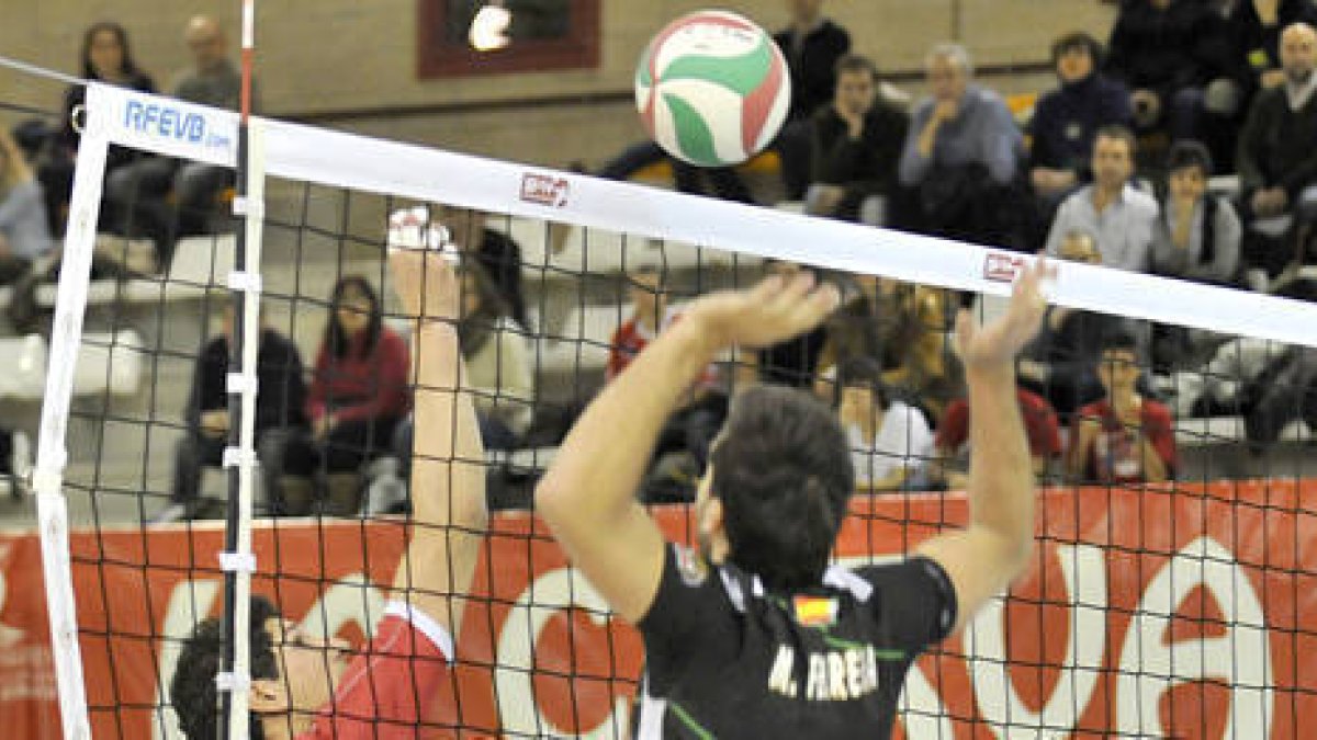 El equipo de voleibol apura su plazo para inscribirse en la Superliga. / Diego Mayor-