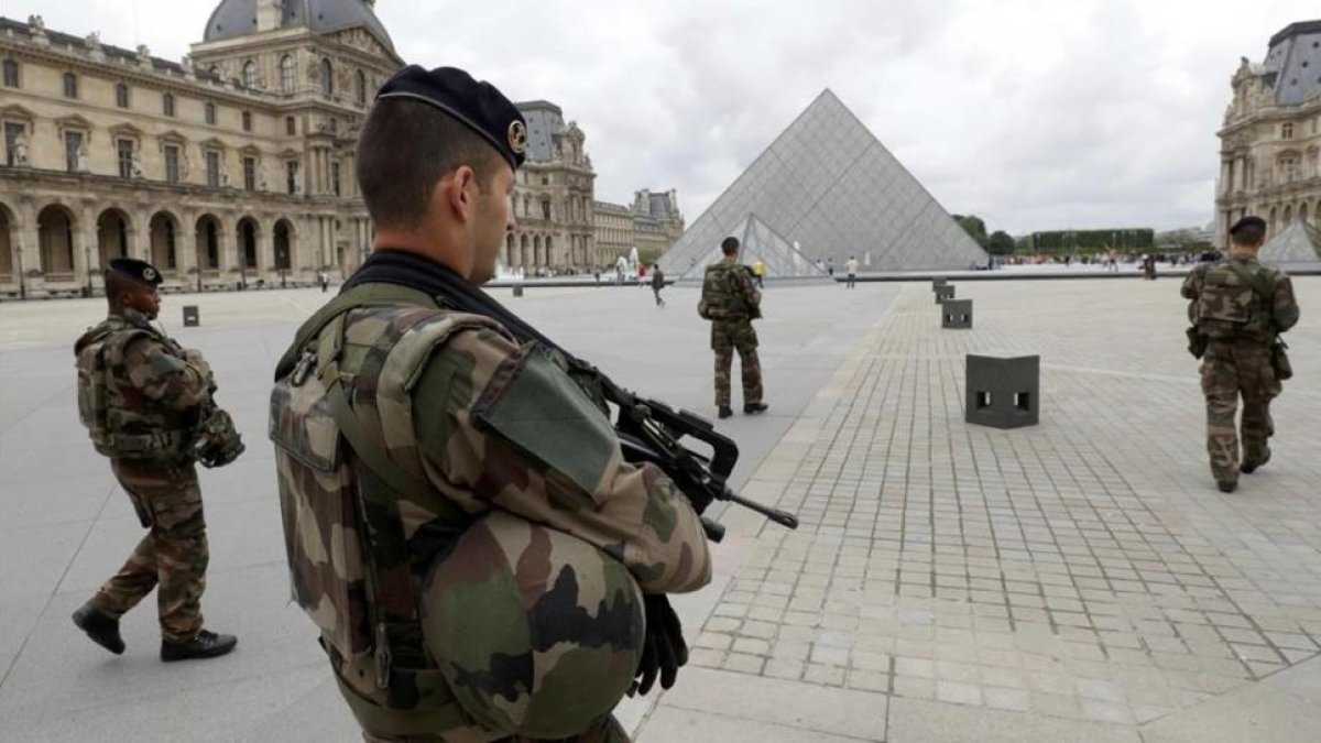 Soldados patrullan junto al Louvre, en una imagen de archivo.-REUTERS / PHILIPPE WOJAZER