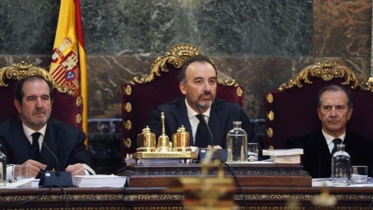 Los tres magistrados del Tribunal Supremo que compusieron la vista del caso Nóos. De izquierda a derecha: Andrés Martínez Arrieta, Manuel Marchena y Miguel Colmenero.-ÁNGEL DÍAZ (EFE)