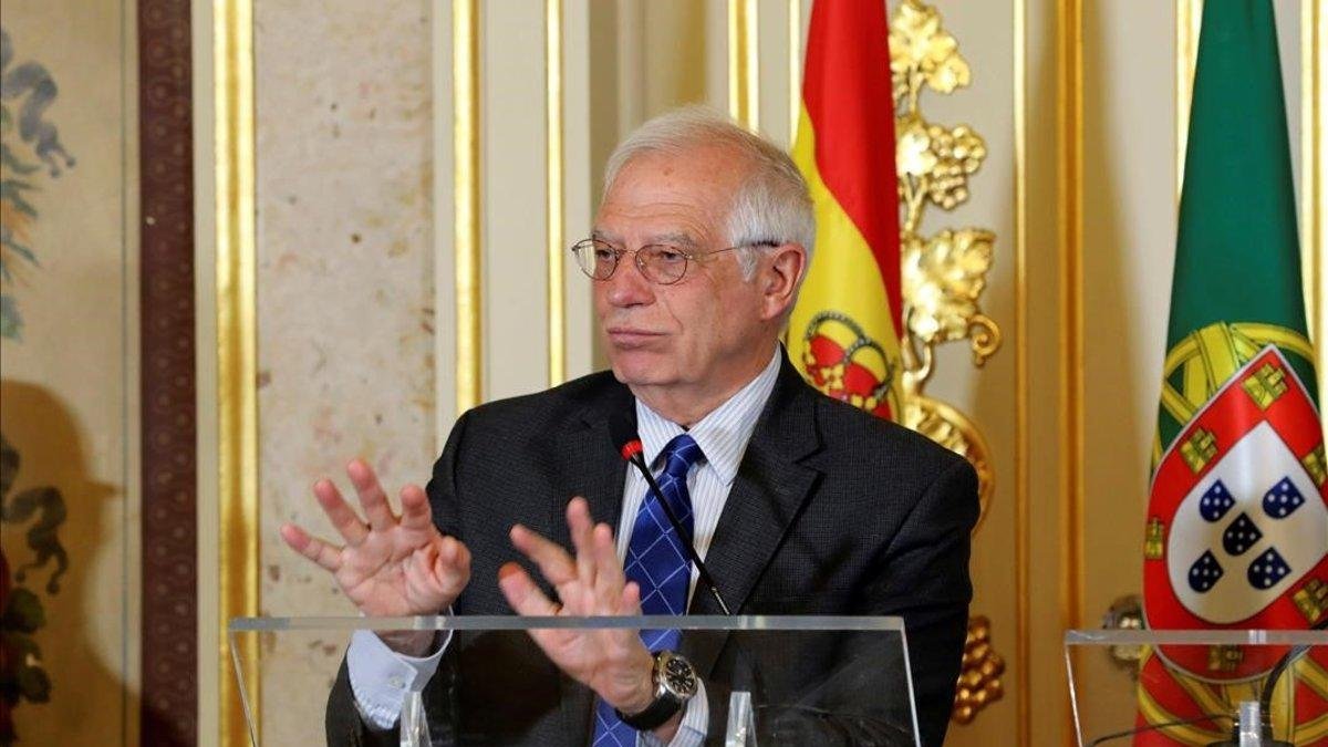 El ministro de Exteriores, Josep Borrell, en una rueda de prensa en Lisboa.-EFE