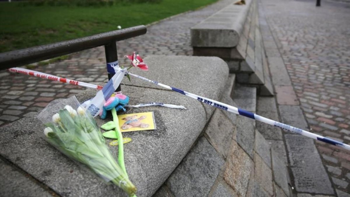 Tributo floral a las víctimas, en Londres.-DANIEL LEAL-OLIVAS