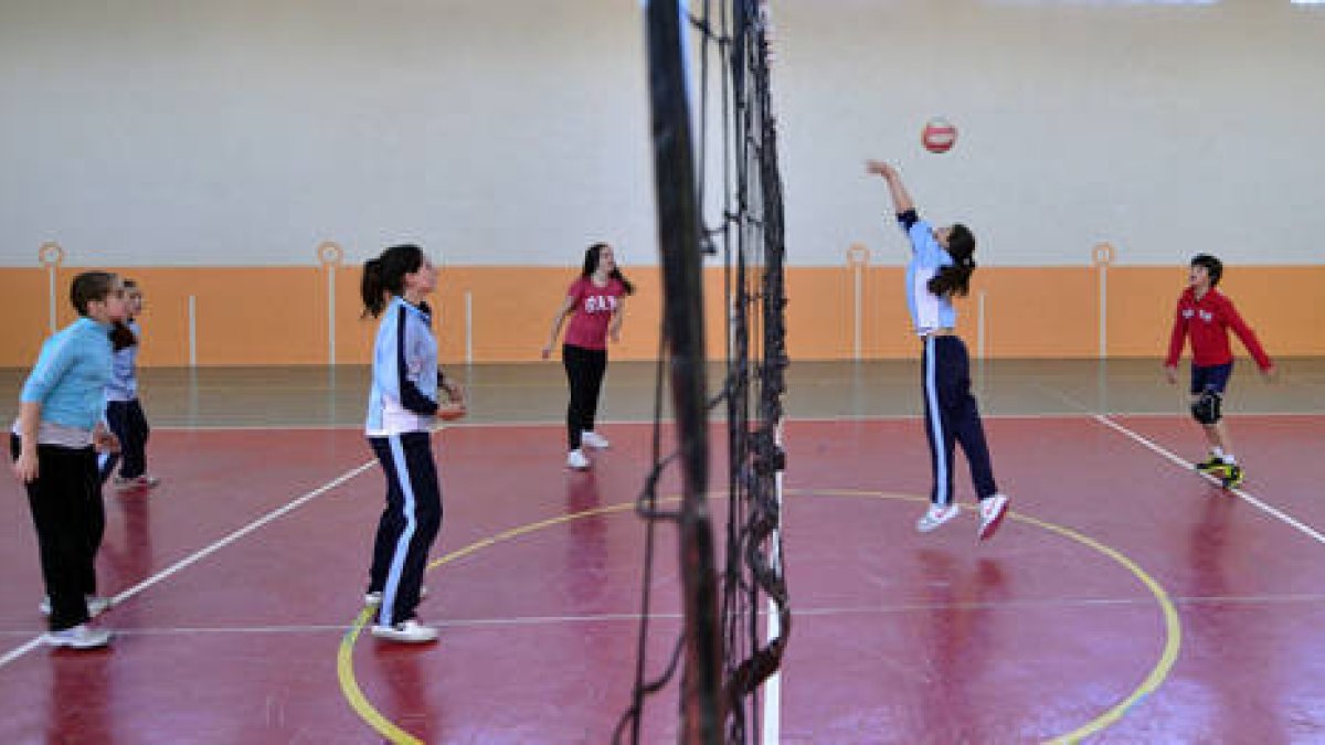 El San José vuelve a crear la escuela de voleibol con motivo de su 35 aniversario. / ÁLVARO MARTÍNEZ-