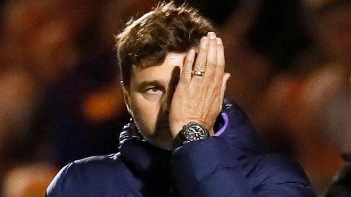 Pochettino da instrucciones a Kane en un partido del Tottenham .-AFP
