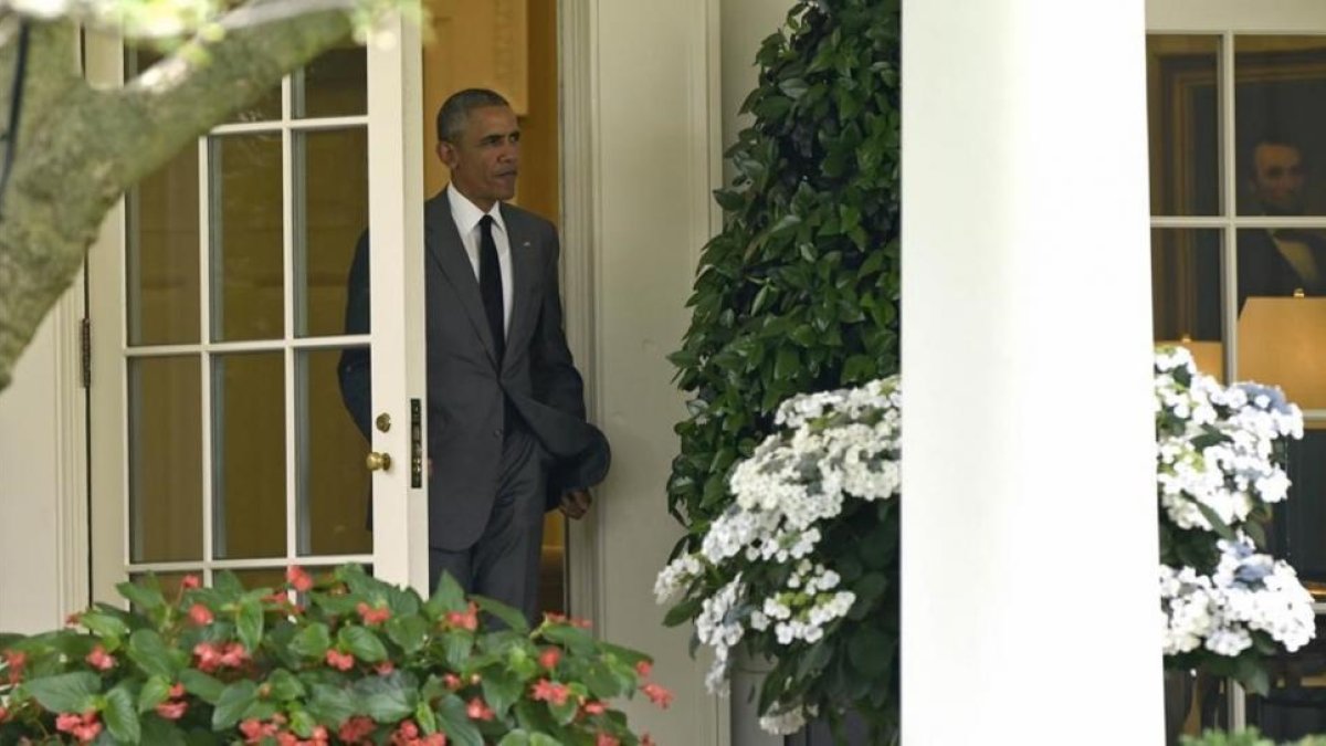 Barack Obama sale del despacho oval de la Casa Blanca.-AP / SUSAN WALSH