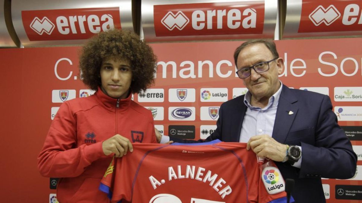 El futbolista Ali Al-Nemer posa con la camiseta del Numancia en el campo de Los Pajaritos.-Luis Ángel Tejedor