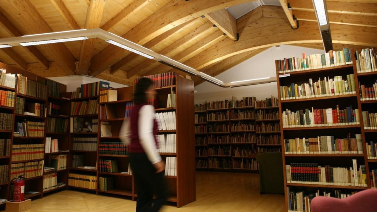 Biblioteca del Centro Cultural Gaya Nuño donde se quiere crear la Casa de las Letras.-HDS