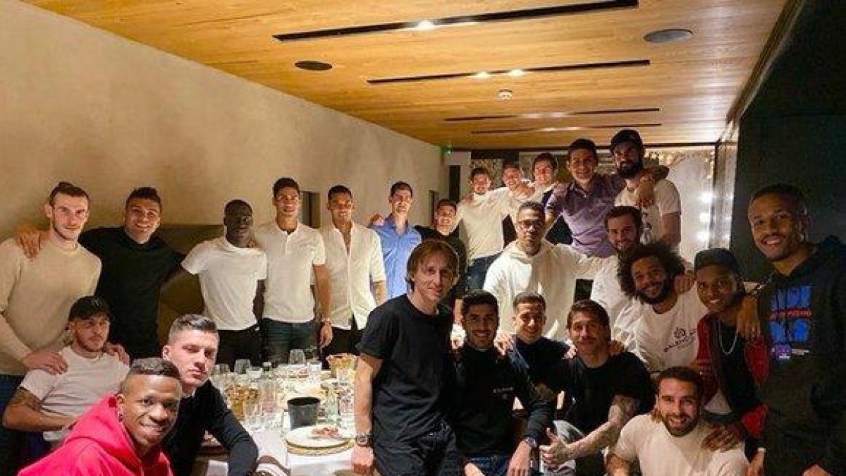 La foto de los jugadores del Madrid, en la cena de equipo.-TWITTER / SERGIO RAMOS
