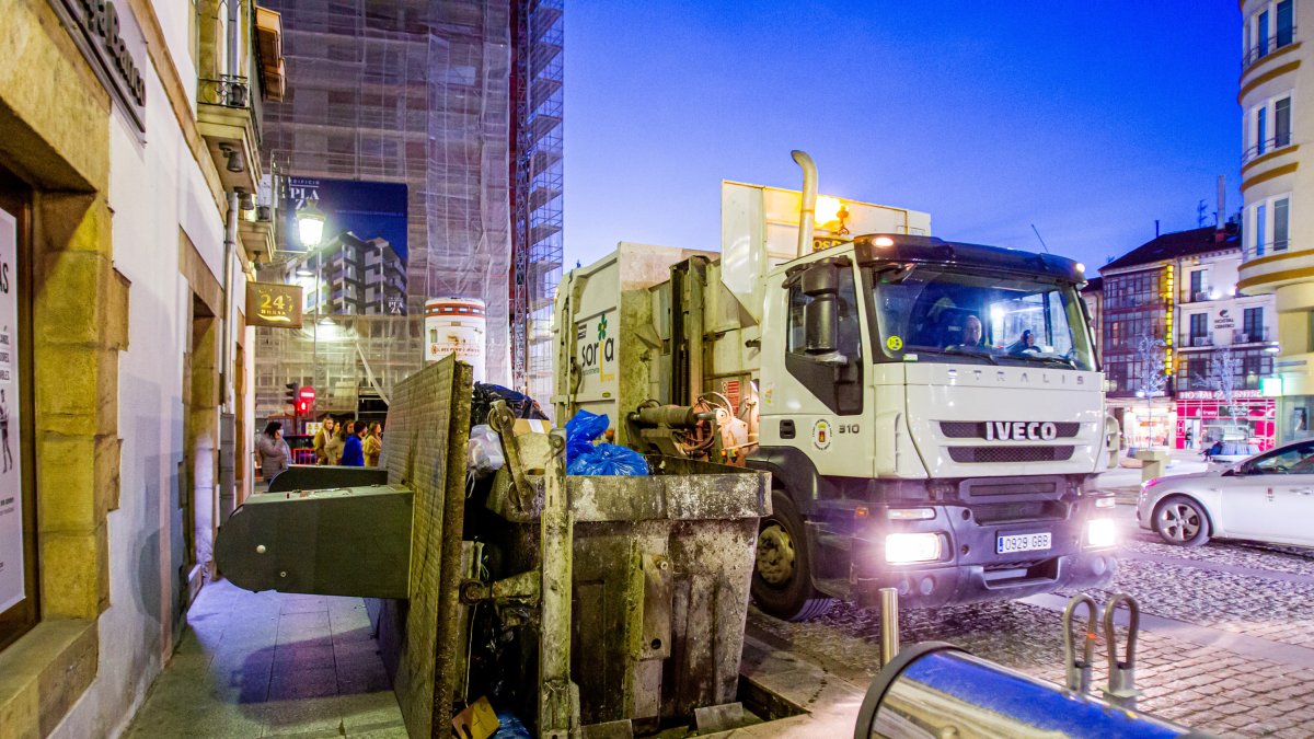 Recogida de basura en la capital. MARIO TEJEDOR