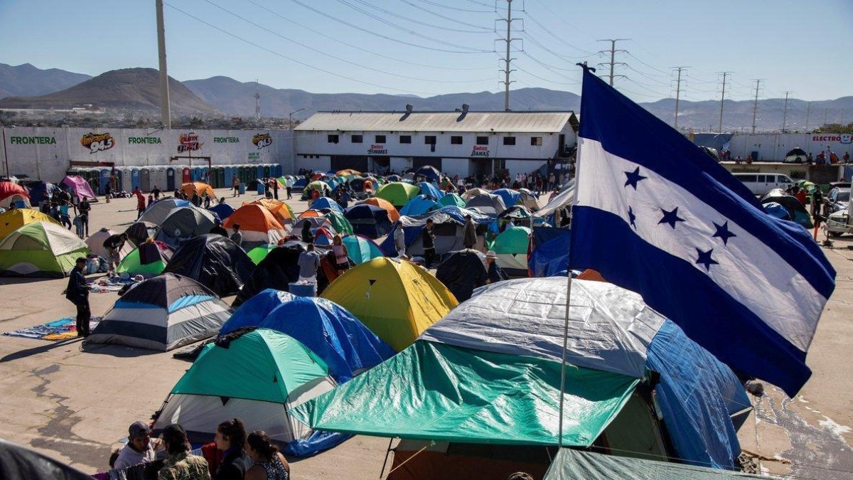 Vista general  del albergue El Barretal  donde fueron reubicados unos dos mil ciudadanos centroamericanos de la caravana de migrantes  en la ciudad de Tijuana  Mexico   Actualmente se encuentran 2 385 centroamericanos en un segundo albergue habilitado en-ALONSO ROCHÍN /EFE