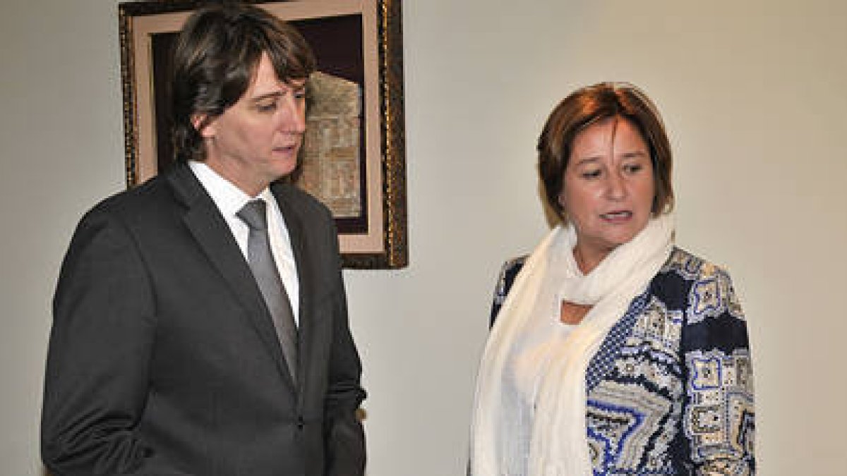 Pilar Sánchez Barreiro y Carlos Martínez Mínguez, durate su reunión de ayer. / V.G.-