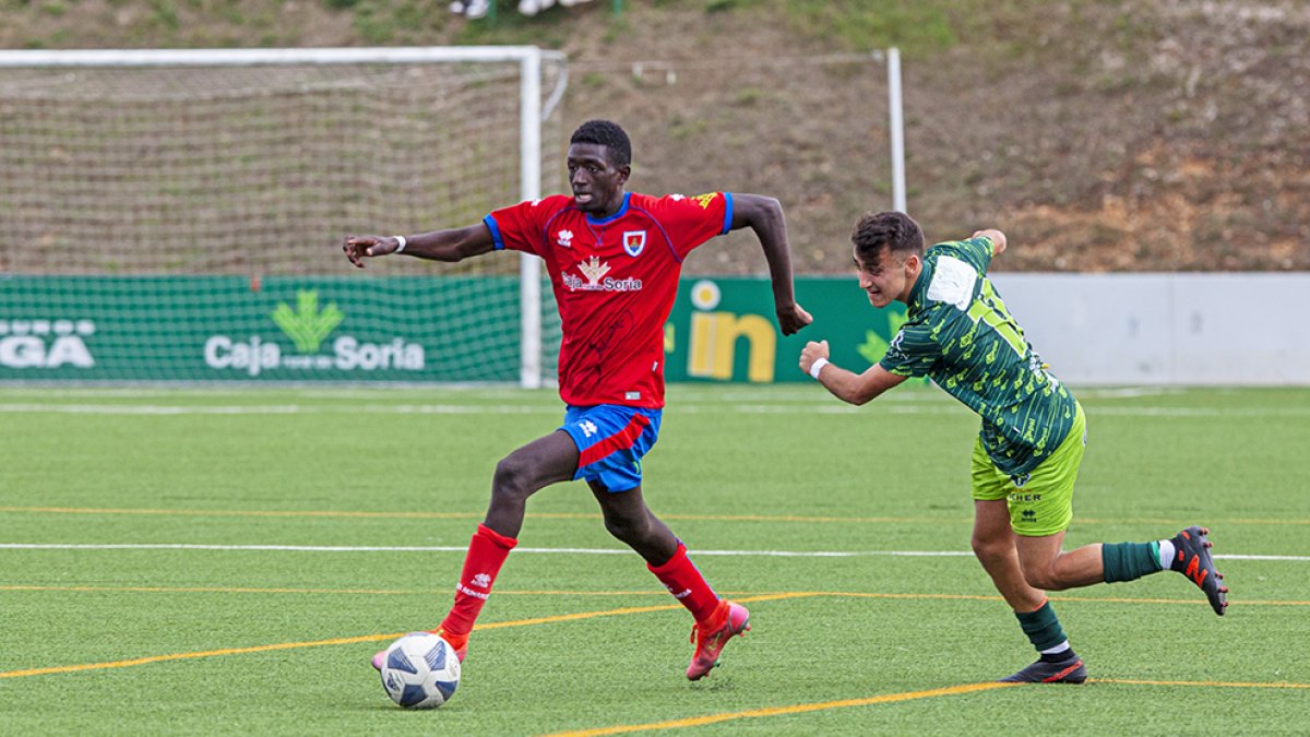 Mahama avanza con el balón en un partido con el Numancia juvenil - MARIO TEJEDOR