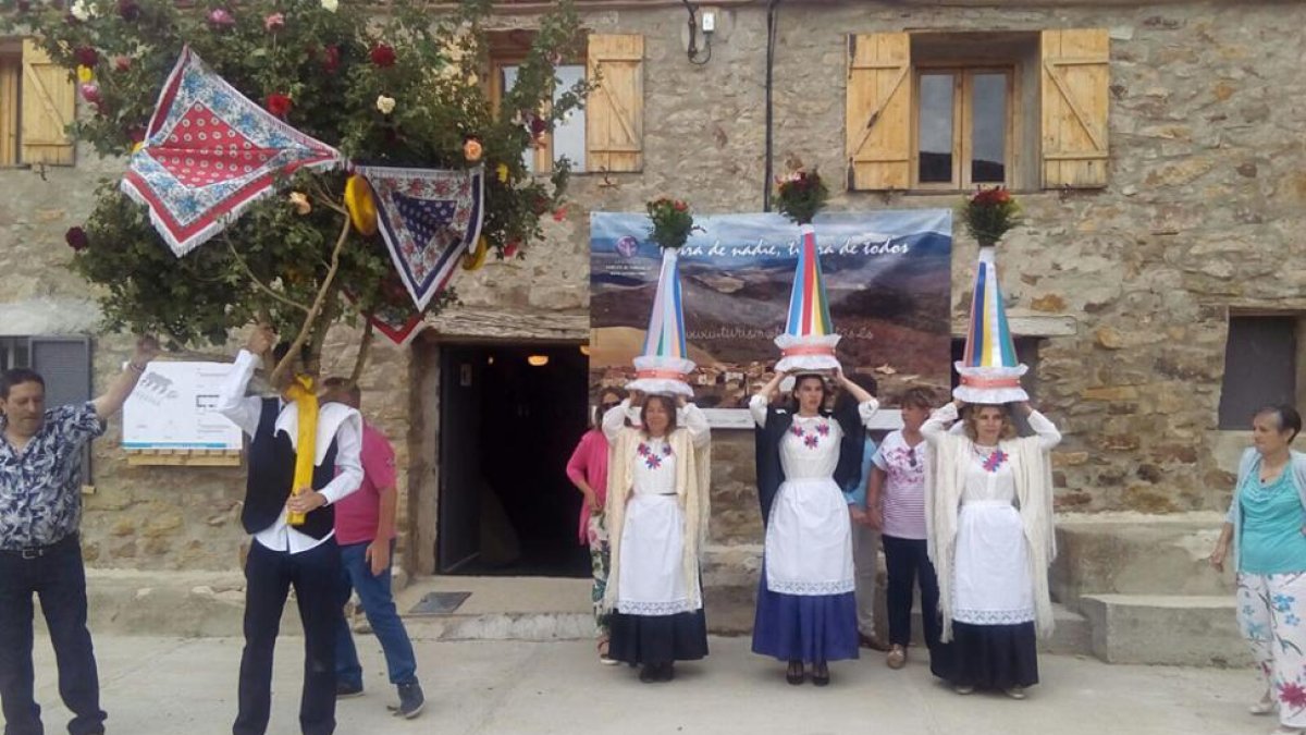 Sarnago recuperó hace unos años su fiesta de las móndidas.-HDS