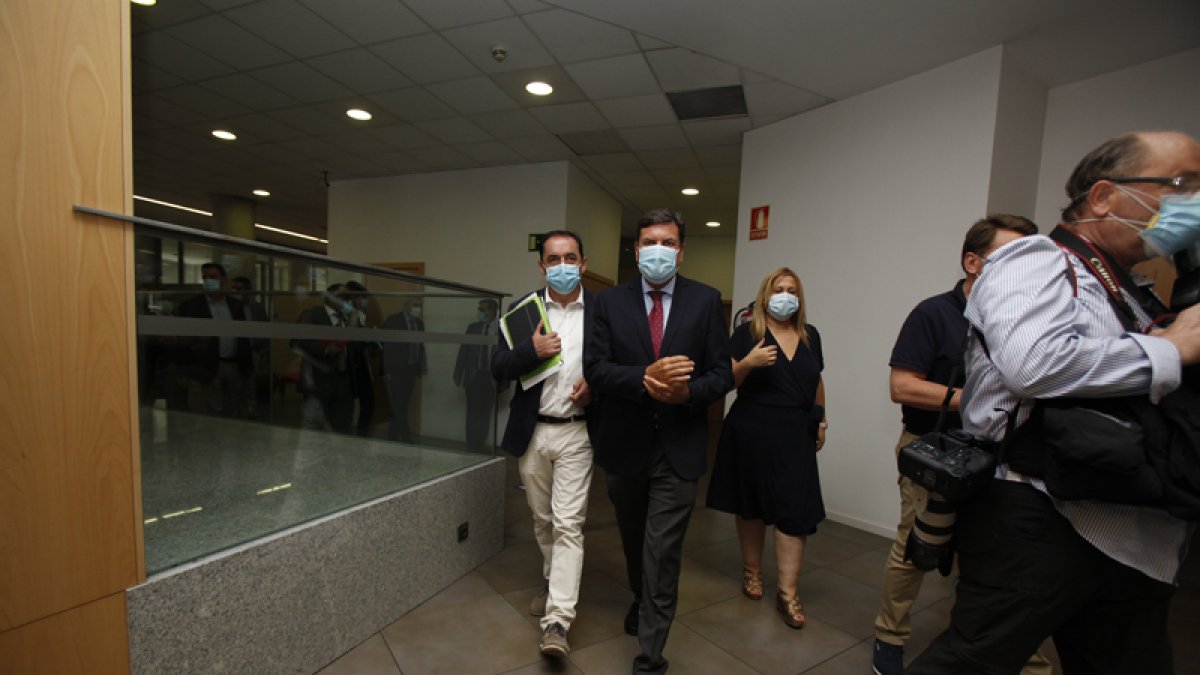 Benito Serrano y el Consejero de Economía, Carlos Fernández, en su visita en julio para una reunión del Plan Soria. -MARIO TEJEDOR