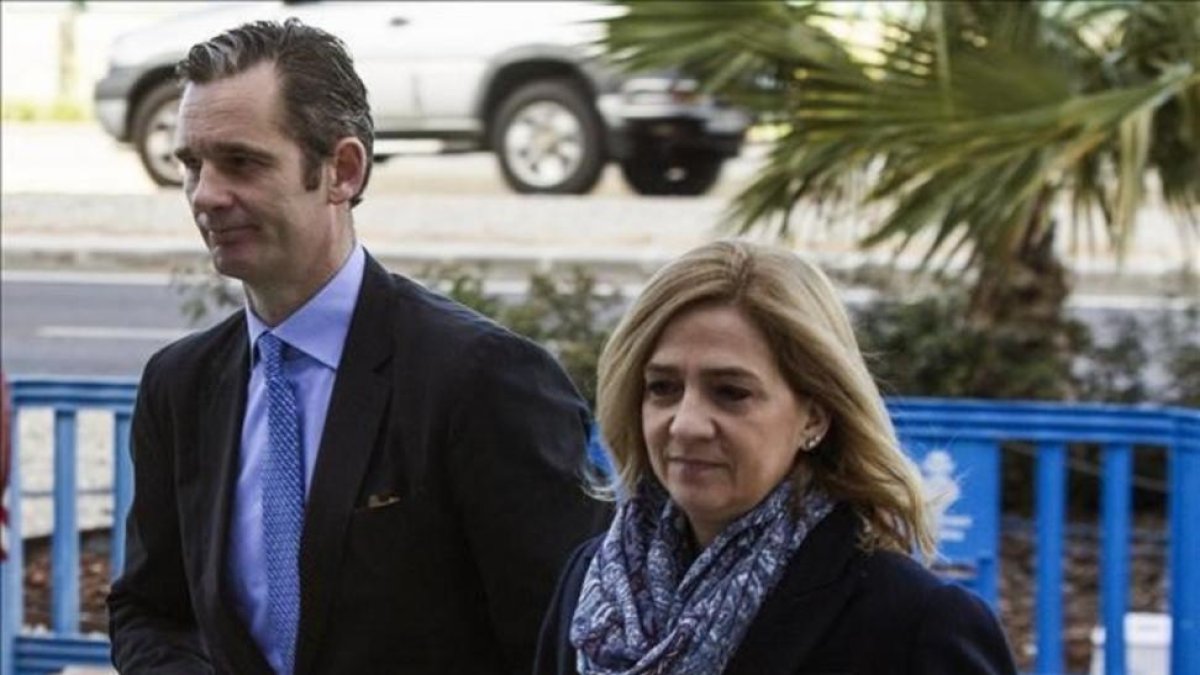 Iñaki Urdangarin y la infanta Cristina, llegando a los juzgados de Palma para una de las sesiones del juicio del 'caso Nóos'.-EFE / CATI CLADERA