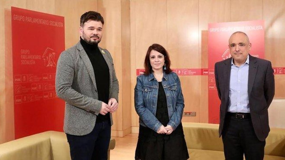 El republicano Gabriel Rufián y los socialistas Adriana Lastra y Rafael Simancas, el pasado martes en el Congreso.-