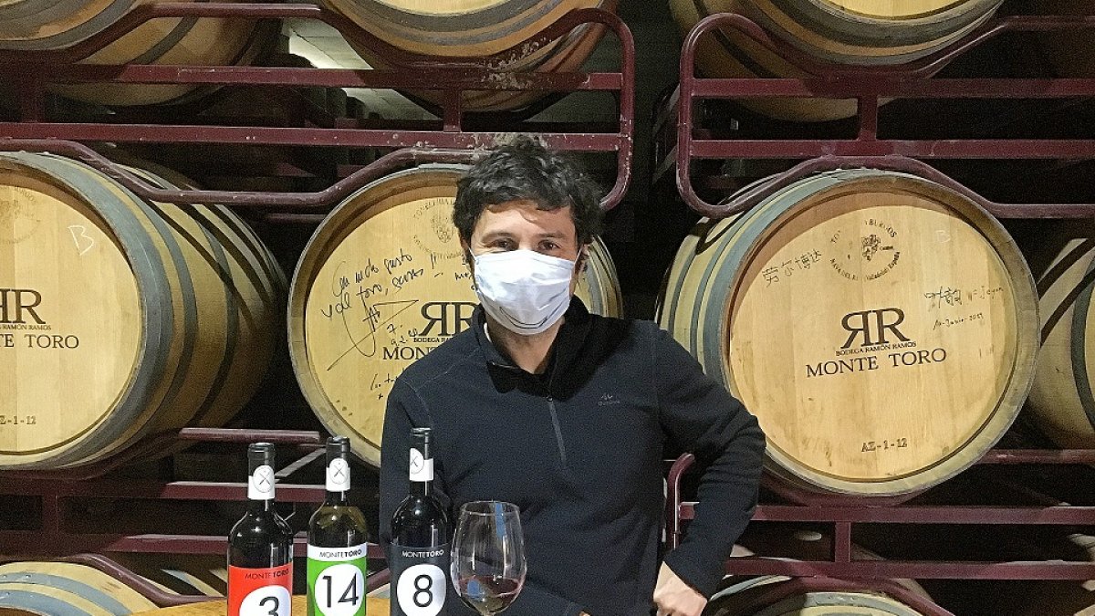 Ramón Ramos en el interior de su bodega en Venialbo, con algunas de las mascarillas enviadas por su importador chino. /