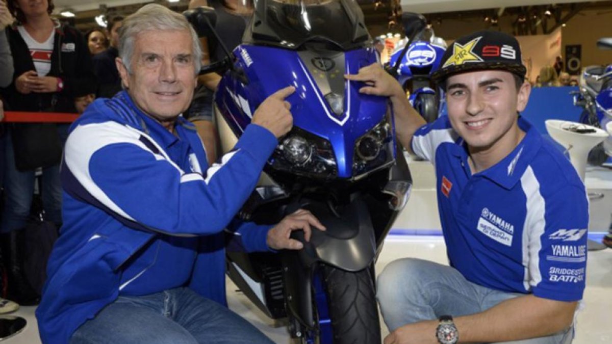 Giacomo Agostini junto a Jorge Lorenzo, en el box de Movistar-Yamaha.-MOTOGP.COM