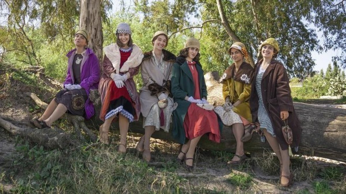 Las protagonistas de La otra mirada, en un descanso del rodaje.-TVE