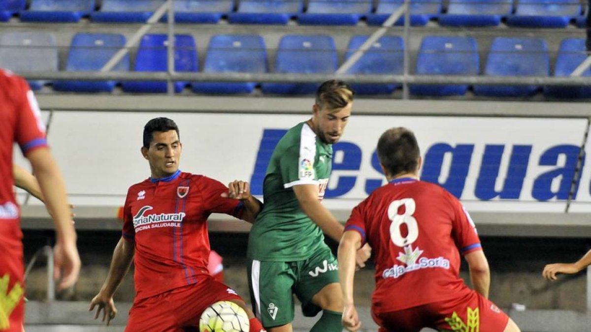 El Numancia debe ser más sólido en el entramado defensivo de cara al inicio de la Liga.-Diego Mayor