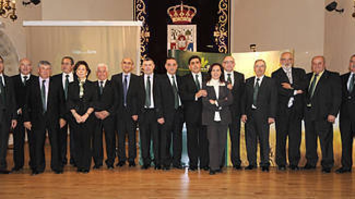 Consejo de Caja Rural de Soria en la asamblea celebrada ayer en el aula magna Tirso de Molina. / VALENTÍN GUISANDE-