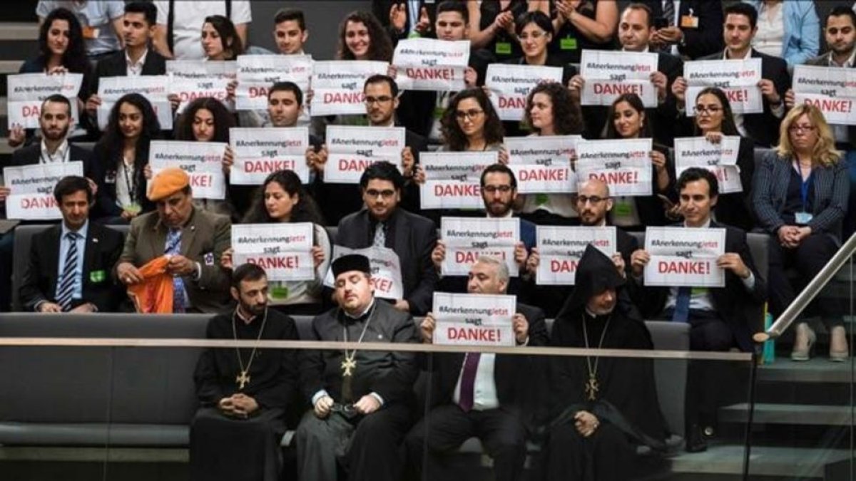 Un grupo de armenios celebra la resolución del Parlamento alemán-AFP / ODD ANDERSEN