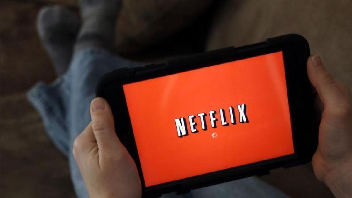 Imagen promocional de Netflix, con una tableta conectada a la aplicación de la plataforma estadounidense.-ELISA AMENDOLA (AP)
