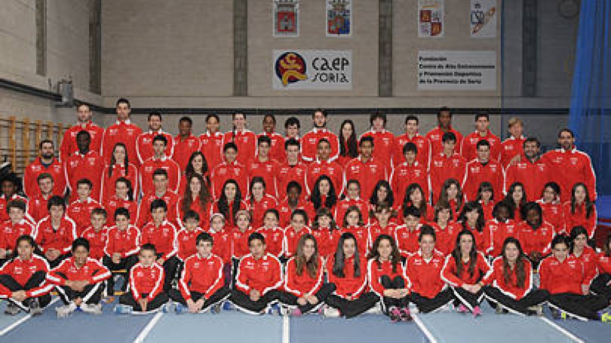 Foto de familia del Club Atletismo Numantino. / Valentín Guisande-