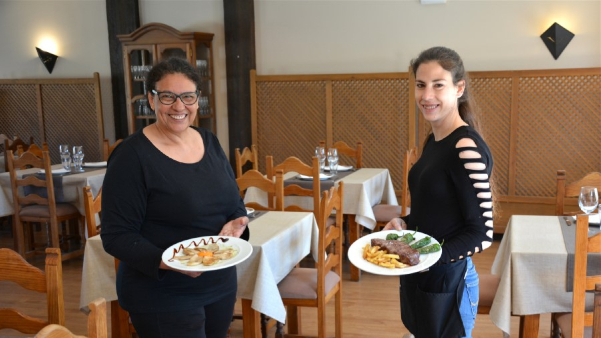 Marlene Alves lleva la batuta en los fogones y Silvia Pérez dirige el hotel y restaurante La Muedra. R. FERNÁNDEZ