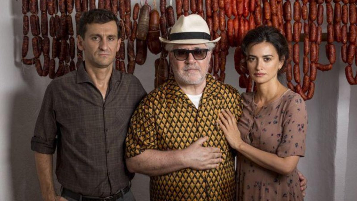 Pedro Almodóvar, con Raúl Arévalo y Penélope Cruz, en una imagen promocional de Dolor y gloria-MANOLO PAVÓN