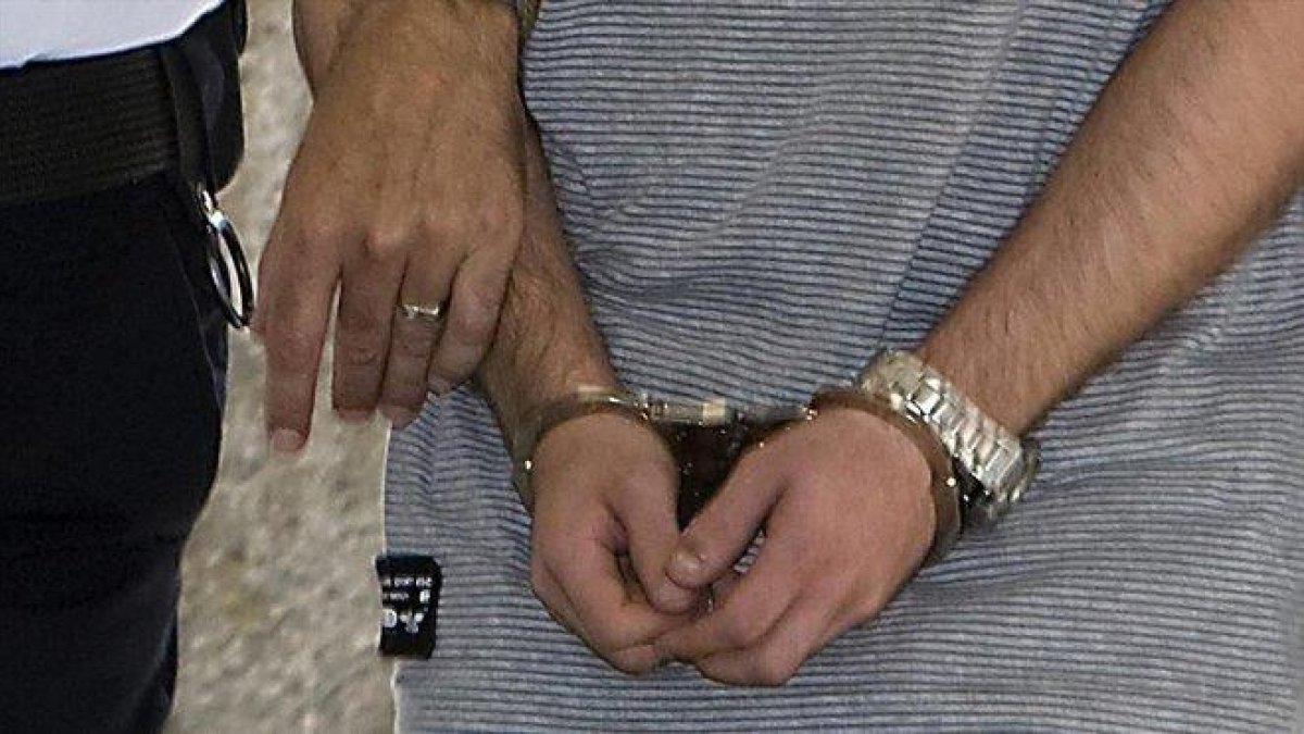 Un hombre detenido por la Policía Nacional, en una imagen de archivo.-