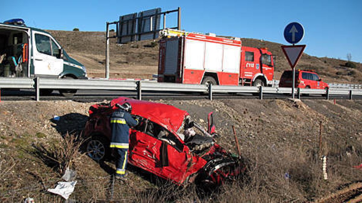 Estado en el que quedó el vehículo accidentado. / BOMBEROS DE ALMAZÁN-