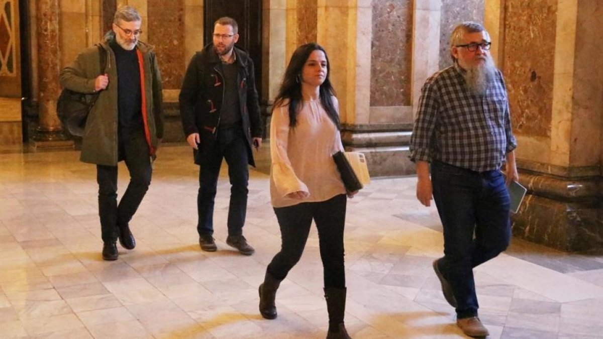 Los cuatro diputados de la CUP, esta mañana, a su llegada al Parlament.-/ RAFA GARRIDO (ACN)
