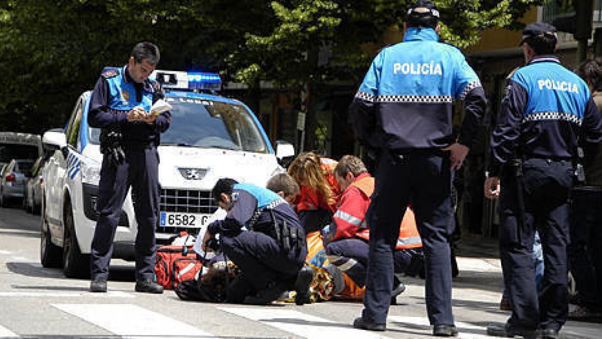 La mujer accidentada es atendida por miembros del 112 para su posterior traslado al Complejo Hospitalario de Soria. / ÁLVARO MARTÍNEZ-