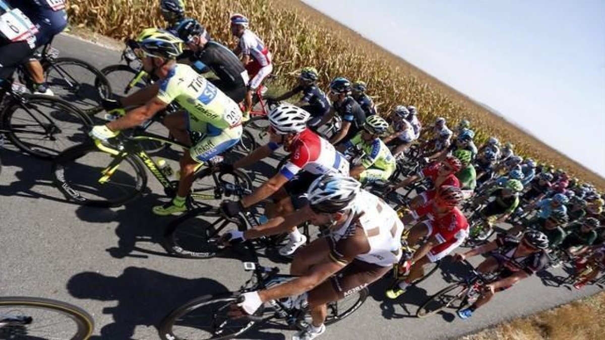 El pelotón de la Vuelta, en su última edición.-EFE / JAVIER LIZÓN