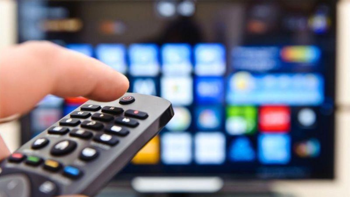 Imagen de un mando a distancia de un televisor conectado a internet.-EL PERIÓDICO