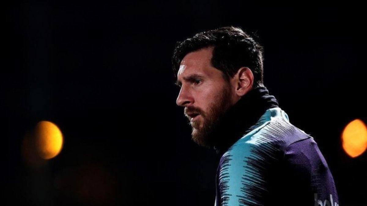Messi entra en el campo de entrenamiento de la ciudad deportiva de Sant Joan Despí.-EFE / ALEJANDRO GARCÍA