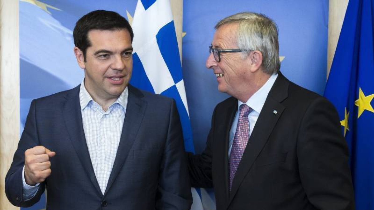 El presidente de la Comisión Europea, Jean-Claude Juncker (dcha), recibe al primer ministro griego, Alexis Tsipras, antes de unirse éste a una reunión sobre Grecia en Bruselas (Bélgica) hoy, miércoles 24 de junio de 2015.-Foto: EFE