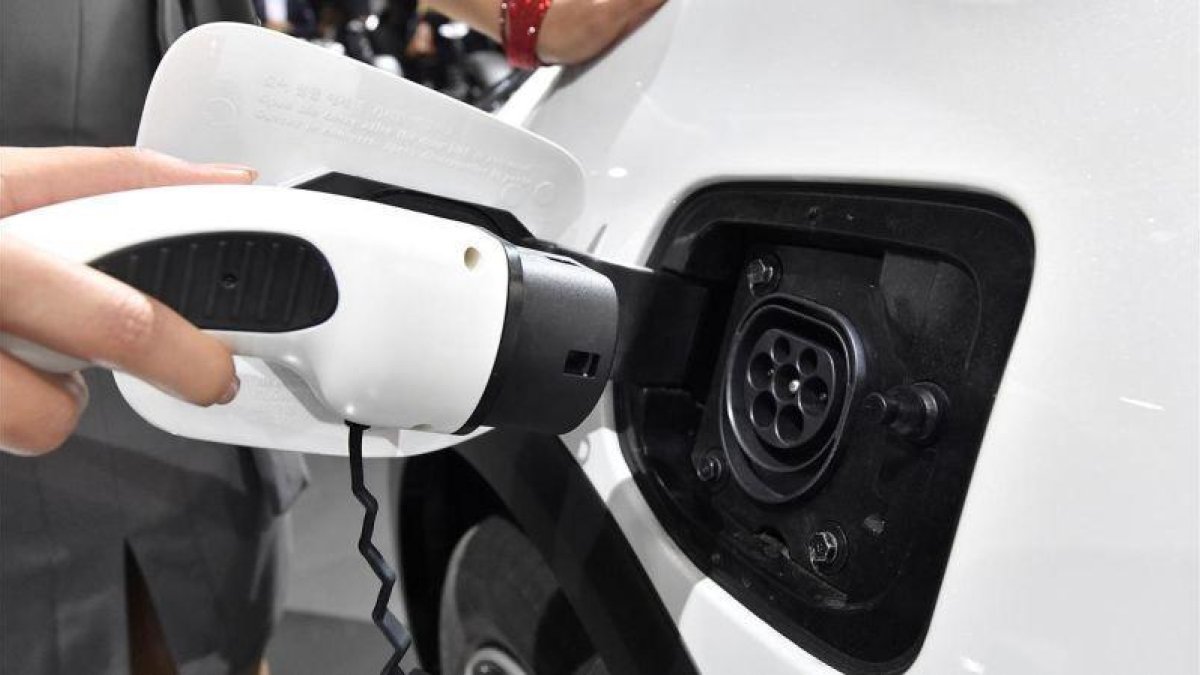 Recarga de un coche eléctrico en el Salón de Fráncfort.-MARTIN MEISSNER