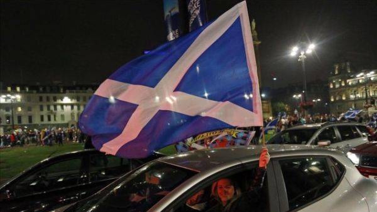 Partidarios de la independencia agitan una bandera de Escocia en el centro de Glasgow.-Foto: REUTERS / CATHAL MCNAUGHTON