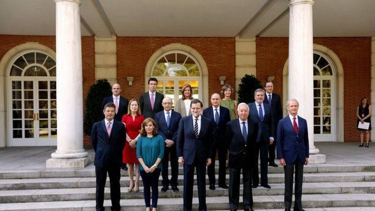 Foto oficial del nuevo Consejo de Ministros, con Méndez de Vigo al frente de Educación, este viernes, 3 de julio.-Foto: JUAN MANUEL PRATS
