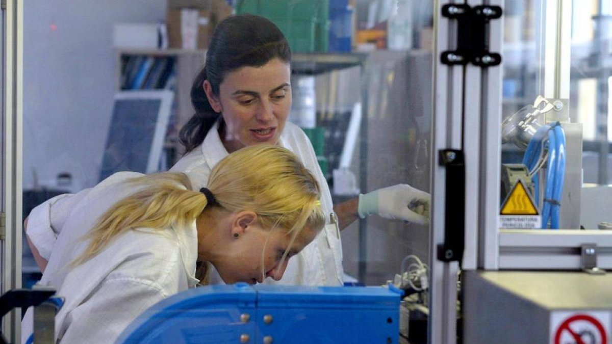 Dos mujeres trabajando en una imagen de archivo.-ICAL